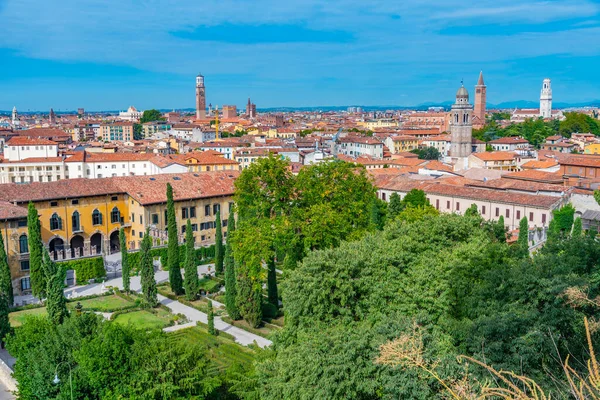 Giusti Sarayı ve Giardino Giusti, İtalya 'dan Verona' nın hava manzarası.