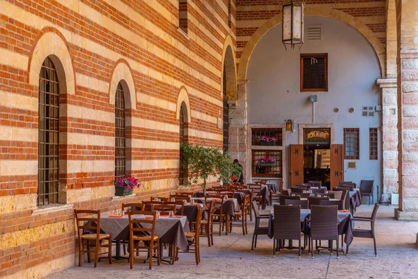 İtalyan kasabası Verona 'nın merkezinde bir oyun salonu..