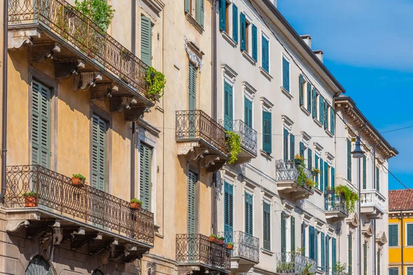 İtalya 'nın Verona kentindeki tarihi evler.