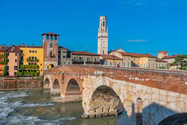Ponte Pietra köprü Verona, İtalya.