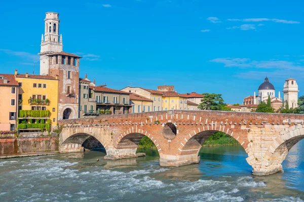 Ponte Pietra köprü Verona, İtalya.