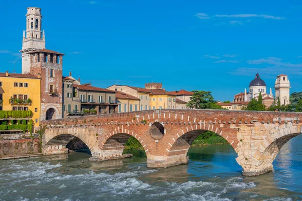 Ponte Pietra köprü Verona, İtalya.