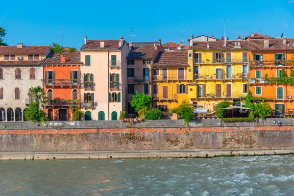 İtalyan şehri Verona 'daki Adige Nehri' nin kıyısında..