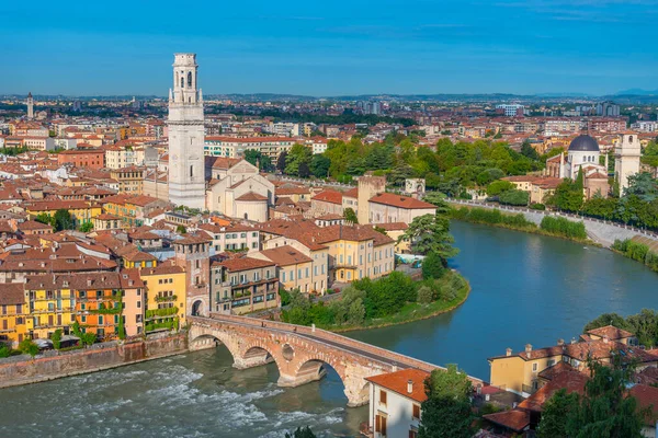 Adige Riverside Verona Kilisesi San Giorgio in braide and Cathedral Santa Maria matricolare.