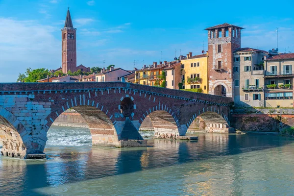 Ponte Pietra köprü Verona, İtalya.