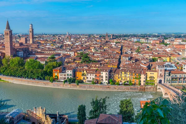 İtalyan kasabası Verona 'nın Panoraması.