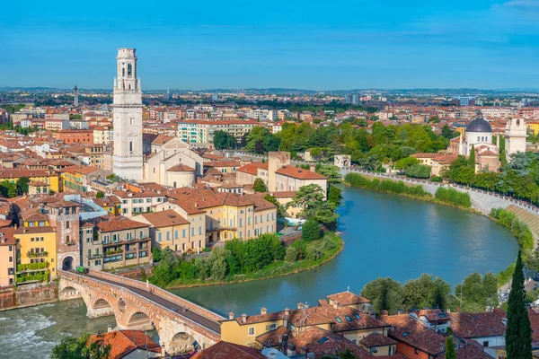 Adige Riverside Verona Kilisesi San Giorgio in braide and Cathedral Santa Maria matricolare.