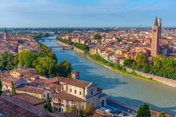 İtalyan şehri Verona 'daki Adige Nehri' nin kıyısında..