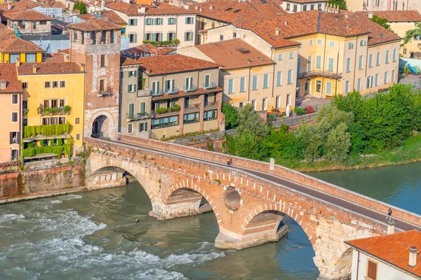 Ponte Pietra köprü Verona, İtalya.