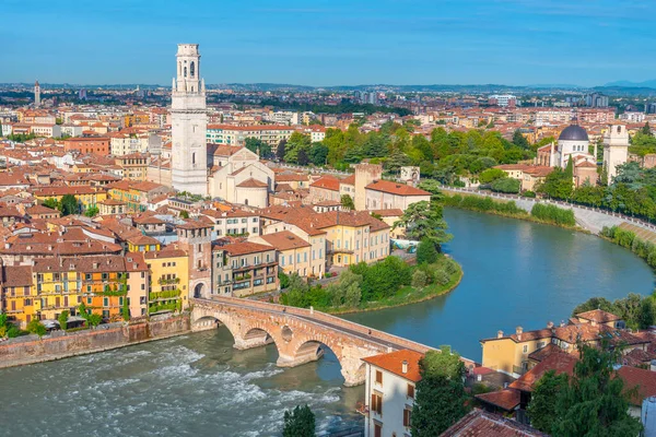 Adige Riverside Verona Kilisesi San Giorgio in braide and Cathedral Santa Maria matricolare.