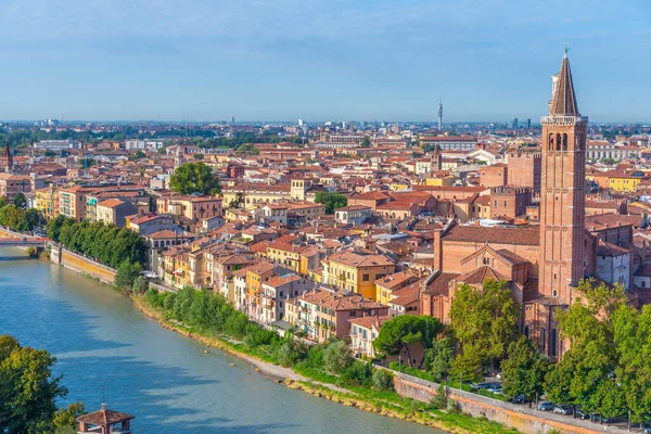 İtalyan şehri Verona 'daki Adige Nehri' nin kıyısında..