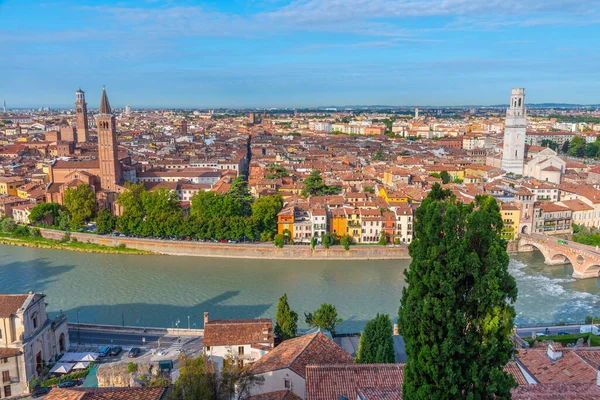 İtalyan kasabası Verona 'nın Panoraması.