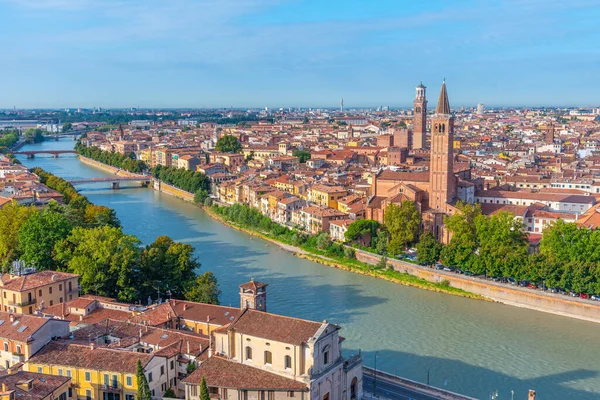 Saint Anastasia Kilisesi ve Torre dei Lamberti de dahil olmak üzere İtalyan şehri Verona 'nın hava manzarası..