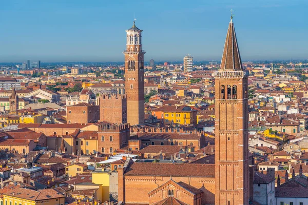 Saint Anastasia Kilisesi ve Torre dei Lamberti de dahil olmak üzere İtalyan şehri Verona 'nın hava manzarası..