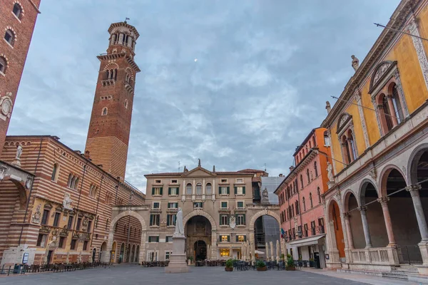 İtalya 'nın Verona şehrinde Torre die Lamberti' nin hakim olduğu meydanın gündoğumu manzarası...