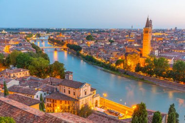 İtalya 'nın Verona kentindeki Adige Nehri' nin gün batımı manzarası.