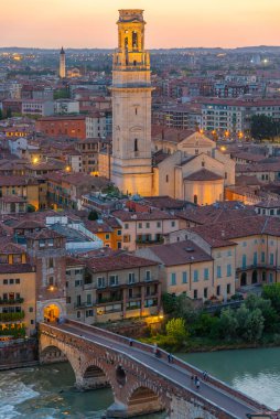 İtalya 'nın Verona kentindeki Ponte Pietra köprüsünün günbatımı manzarası.