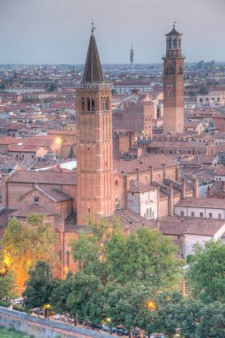Saint Anastasia Kilisesi ve Torre dei Lamberti de dahil olmak üzere İtalyan şehri Verona 'nın gün batımı manzarası.