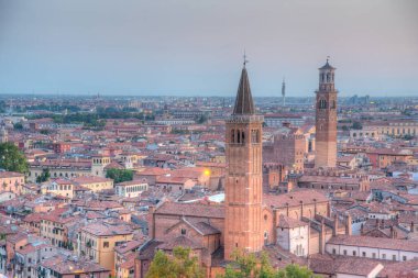 Saint Anastasia Kilisesi ve Torre dei Lamberti de dahil olmak üzere İtalyan şehri Verona 'nın gün batımı manzarası.