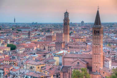 Saint Anastasia Kilisesi ve Torre dei Lamberti de dahil olmak üzere İtalyan şehri Verona 'nın gün batımı manzarası.
