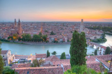 İtalyan kenti Verona 'nın günbatımı manzarası.