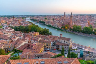 Saint Anastasia Kilisesi ve Torre dei Lamberti de dahil olmak üzere İtalyan şehri Verona 'nın gün batımı manzarası.