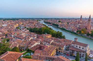 Saint Anastasia Kilisesi ve Torre dei Lamberti de dahil olmak üzere İtalyan şehri Verona 'nın gün batımı manzarası.