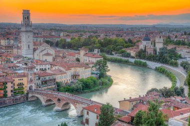 İtalya 'nın Verona kentindeki Ponte Pietra köprüsünün günbatımı manzarası.