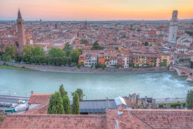 İtalyan kenti Verona 'nın günbatımı manzarası.