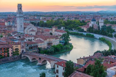 İtalya 'nın Verona kentindeki Ponte Pietra köprüsünün günbatımı manzarası.