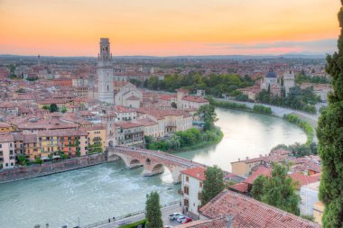 Adige Riverside, Verona 'da gün batımı Braide ve Cathedral' deki San Giorgio kilisesi Santa Maria matricolare.