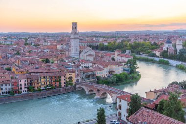 Adige Riverside, Verona 'da gün batımı Braide ve Cathedral' deki San Giorgio kilisesi Santa Maria matricolare.