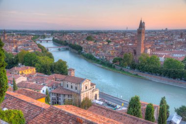 İtalya 'nın Verona kentindeki Adige Nehri' nin gün batımı manzarası.