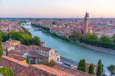 İtalya 'nın Verona kentindeki Adige Nehri' nin gün batımı manzarası.
