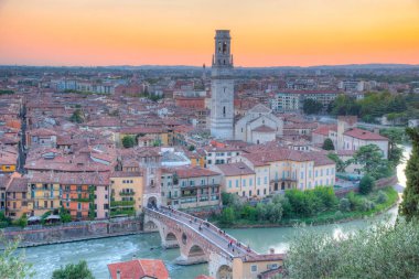 İtalya 'nın Verona kentindeki Ponte Pietra köprüsünün günbatımı manzarası.