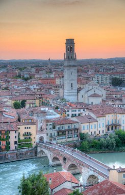 İtalya 'nın Verona kentindeki Ponte Pietra köprüsünün günbatımı manzarası.