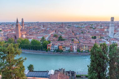 İtalya 'nın Verona kentindeki Adige Nehri' nin gün batımı manzarası.