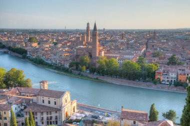Saint Anastasia Kilisesi ve Torre dei Lamberti de dahil olmak üzere İtalyan şehri Verona 'nın gün batımı manzarası.