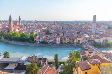 İtalyan kenti Verona 'nın günbatımı manzarası.