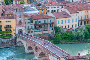 İtalya 'nın Verona kentindeki Ponte Pietra köprüsünün günbatımı manzarası.