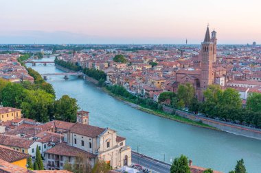 İtalya 'nın Verona kentindeki Adige Nehri' nin gün batımı manzarası.
