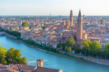 Saint Anastasia Kilisesi ve Torre dei Lamberti de dahil olmak üzere İtalyan şehri Verona 'nın gün batımı manzarası.