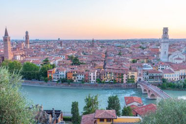 İtalyan kenti Verona 'nın günbatımı manzarası.