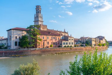 İtalya 'da Katedral Santa Maria matricolare Adige Nehri' ni yansıtan Verona.