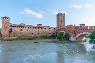 Verona, İtalya 'da Adige Nehri ve Ponte Scaligero ve Castelvecchio.