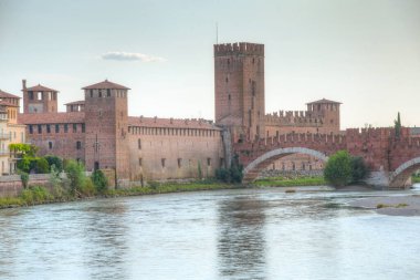 Verona, İtalya 'da Adige Nehri ve Ponte Scaligero ve Castelvecchio.