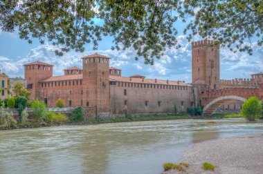 Verona, İtalya 'da Adige Nehri ve Ponte Scaligero ve Castelvecchio.