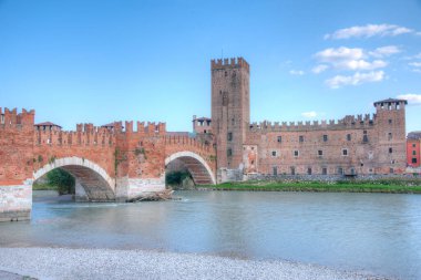 Verona, İtalya 'da Adige Nehri ve Ponte Scaligero ve Castelvecchio.