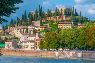 İtalya, Verona 'da Adige nehrine bakan Castel San Pietro.