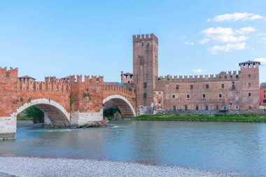 Verona, İtalya 'da Adige Nehri ve Ponte Scaligero ve Castelvecchio.